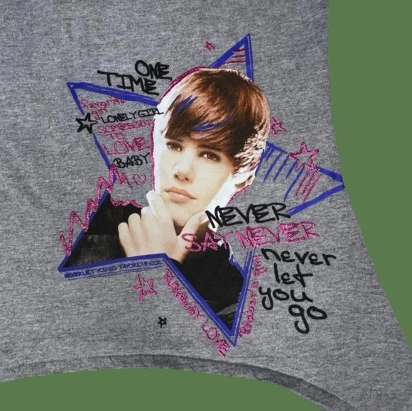 Y2K JUSTIN BIEBER GIRLS GRAY T-SHIRT NEVER LET YOU GO FAVORITE GIRL SZ. SP/SM - Picture 2 of 3